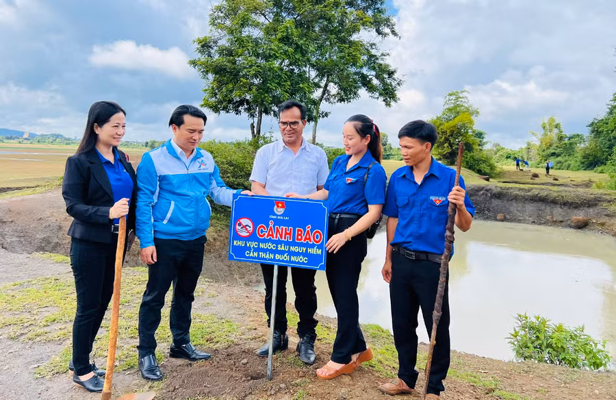 Tỉnh Đoàn Gia Lai cắm biển cảnh báo khu vực nước sâu nguy hiểm tại các ao, hồ ở xã Ia Mơ Nông (huyện Chư Păh). Ảnh: Minh Nhật