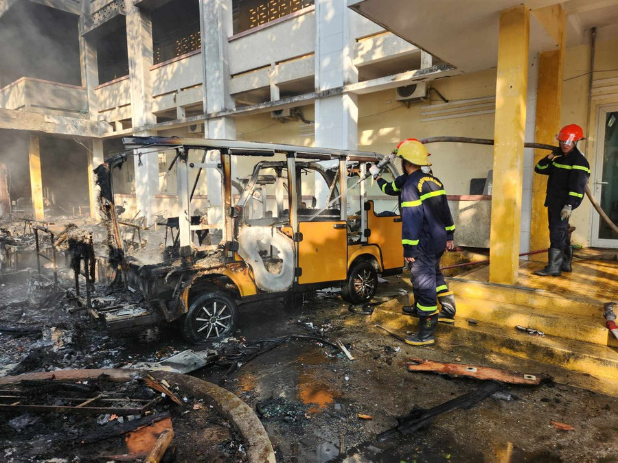 Lực lượng chức năng tiếp cận dập tắt đám cháy. Lực lượng chức năng tiếp cận dập tắt đám cháy.