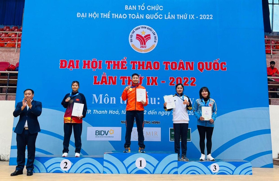 Võ sĩ Phạm Thị Xoan (bìa phải) giành huy chương đồng môn Muay tại Đại hội Thể thao toàn quốc năm 2022. Ảnh: L.V.N