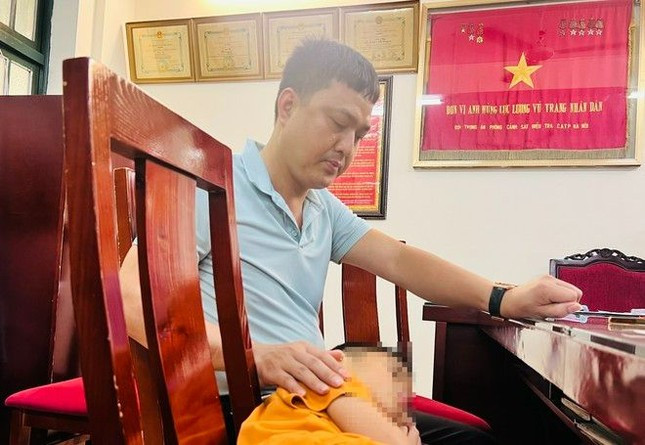 Phút bình yên của bé Ken và bố tại trụ sở cơ quan công an. Ảnh Thùy An Phút bình yên của bé Ken và bố tại trụ sở cơ quan công an. Ảnh Thùy An