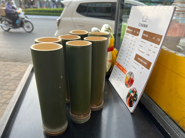 Ly uống nước được làm bằng những ống tre.