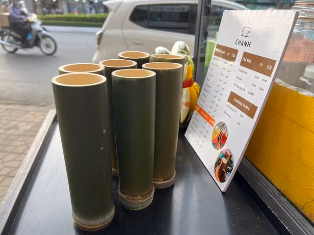 Ly uống nước được làm bằng những ống tre.