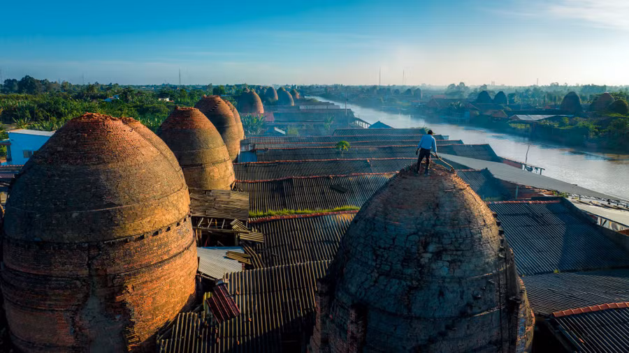 Anh Hiếu, người dân địa phương, cho hay: "Hiện nay, khu vực kênh Thầy Cai là nơi còn nhiều lò gạch nhất của huyện Mang Thít với gần 1.000 lò san sát nhau". Ảnh: BÙI VĂN HẢI