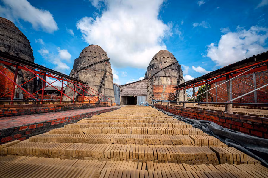 Gạch sau khi nung xong sẽ để nguội tự nhiên tầm 10 ngày trước khi dỡ ra ngoài. Một lò gạch như vậy thường dỡ ra mất khoảng từ 5 - 7 ngày với hơn 200.000 viên gạch. Trong ảnh là gạch chuẩn bị được đưa vào lò để nung. Ảnh: BÙI VĂN HẢI