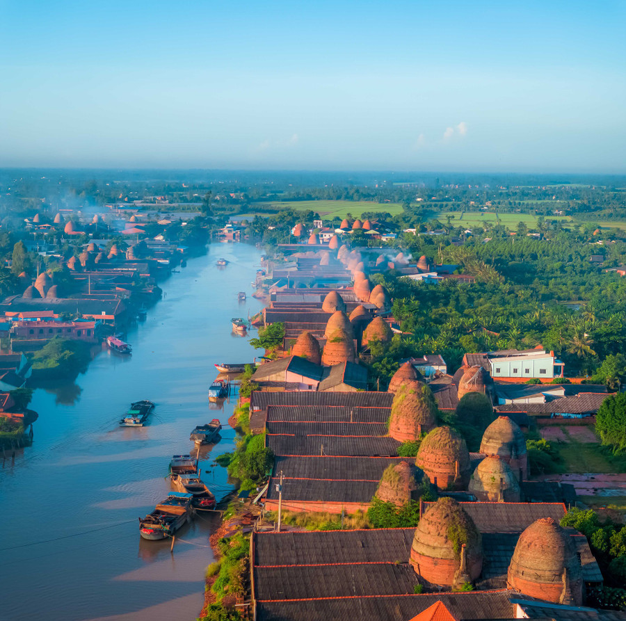 Những lò gạch ở Mang Thít được xây dựng chủ yếu bằng hàng ngàn viên gạch thẻ, tạo thành kiến trúc có chiều cao từ 9 - 13m. Lò có đường kính tầm 6 - 8m, hình trụ tròn và nhỏ dần ở đỉnh. Ảnh: BÙI VĂN HẢI