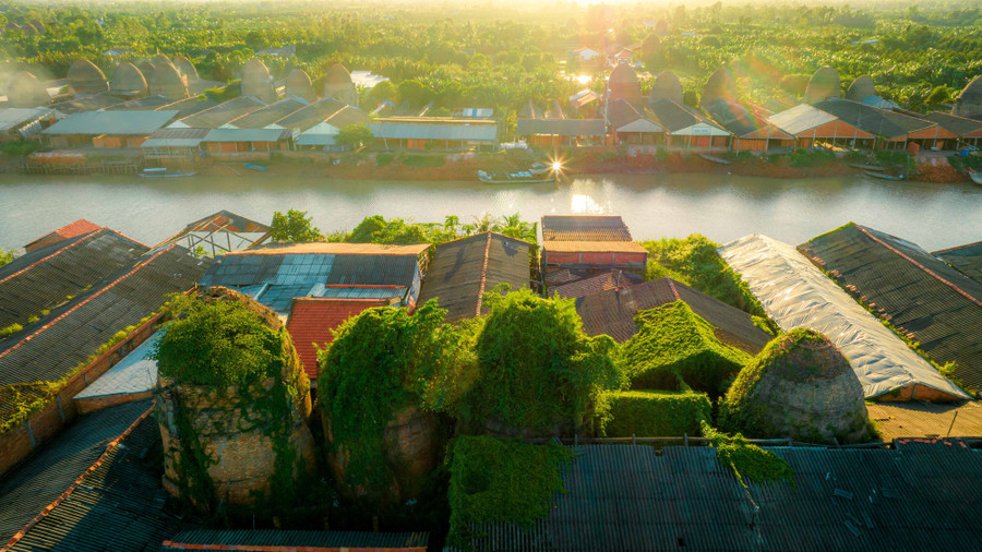 Những lò gạch cũ rêu phong phủ kín. Ảnh: BÙI VĂN HẢI