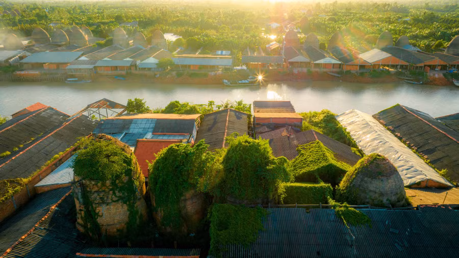 Những lò gạch cũ rêu phong phủ kín. Ảnh: BÙI VĂN HẢI