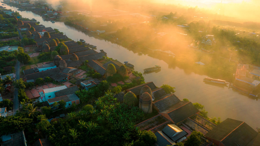 Từ hướng Cầu Mỹ Thuận xuôi về trung tâm thành phố Vĩnh Long, đi dọc theo sông Cổ Chiên về Mang Thít… bạn sẽ thấy hàng trăm lò gạch gốm có tuổi đời trăm năm nằm san sát cạnh bờ sông. Nơi này, người ta gọi là &quot;vương quốc&quot; gạch gốm miền Tây. Ảnh: BÙI VĂN HẢI