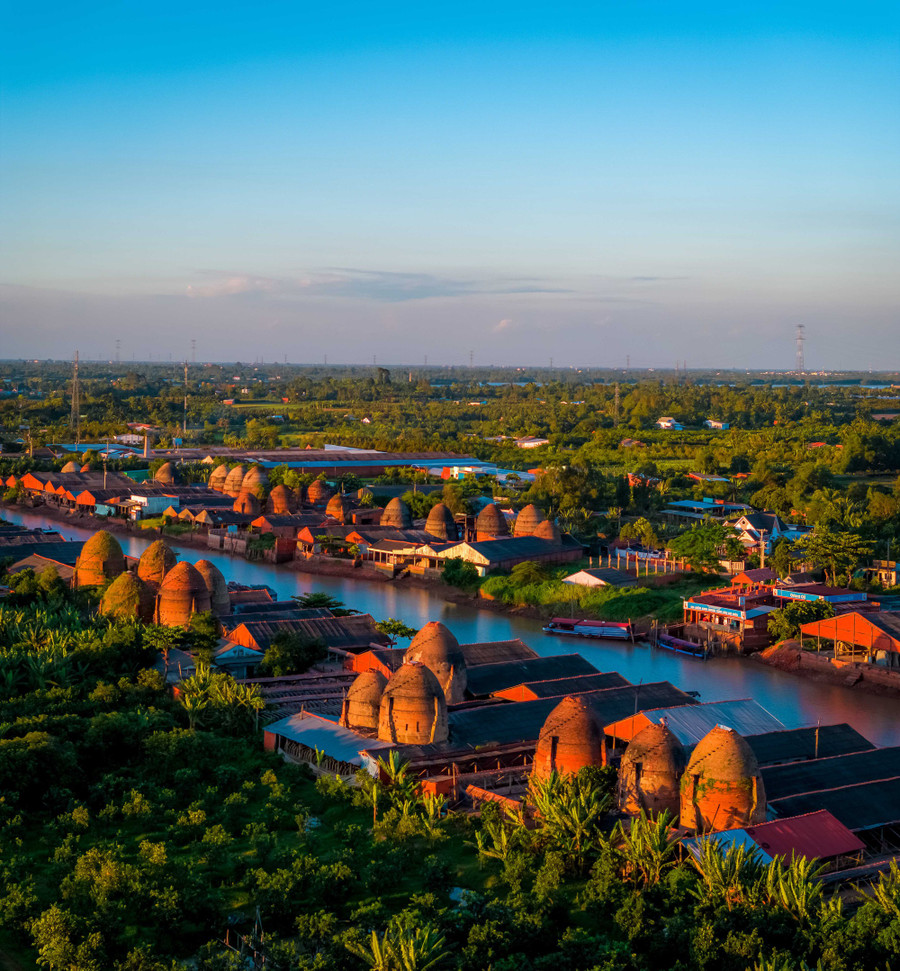 Mặc dù, nghề nung gạch ở Mang Thít dần đi xuống do việc nung bằng nguyên liệu truyền thống (trấu, củi…) không còn phù hợp với sự phát triển của xã hội, cũng như chi phí nguyên vật liệu tăng cao nên nhiều gia đình phá bỏ dần để làm việc khác. Tuy nhiên, với kiến trúc độc đáo của mình, lò gạch Mang Thít đang trở thành điểm đến thu hút khách phương xa tìm về tham quan, chụp ảnh và tìm hiểu về ngành nghề thủ công truyền thống. Ảnh: BÙI VĂN HẢI