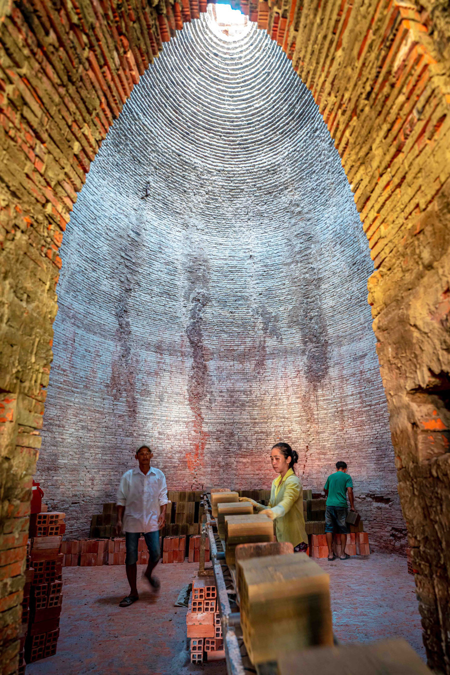Bên trong một lò gạch còn hoạt động. Nguyên liệu để nung gạch gồm củi, trấu… và nung đỏ lửa suốt 24/24 trong khoảng 20 ngày mới đạt chất lượng. Ảnh: BÙI VĂN HẢI