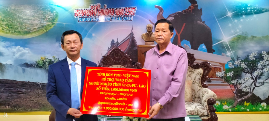 Tỉnh Kon Tum hỗ trợ, trao tặng người nghèo tỉnh Attapư 1 tỷ VNĐ. Ảnh: TH Tỉnh Kon Tum hỗ trợ, trao tặng người nghèo tỉnh Attapư 1 tỷ VNĐ. Ảnh: TH