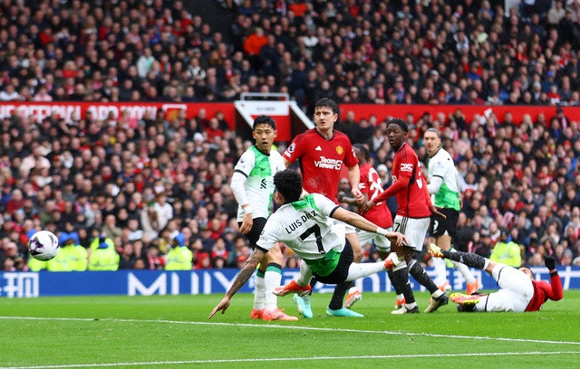 Luis Diaz quăng chân ghi bàn trong tư thế trống trải. Luis Diaz quăng chân ghi bàn trong tư thế trống trải.