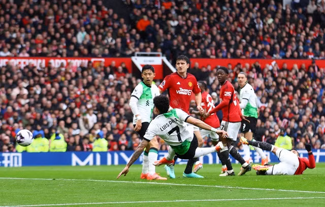 Luis Diaz quăng chân ghi bàn trong tư thế trống trải.