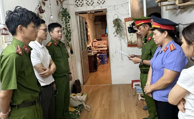 Công an tỉnh Thanh Hóa thi hành lệnh khởi tố, bắt tạm giam Đinh Văn Dương (áo trắng, đeo kính) để làm rõ hành vi lừa đảo trong chương trình xuất khẩu lao động đi Hàn Quốc. Ảnh: Công an Thanh Hóa Công an tỉnh Thanh Hóa thi hành lệnh khởi tố, bắt tạm giam Đinh Văn Dương (áo trắng, đeo kính) để làm rõ hành vi lừa đảo trong chương trình xuất khẩu lao động đi Hàn Quốc. Ảnh: Công an Thanh Hóa