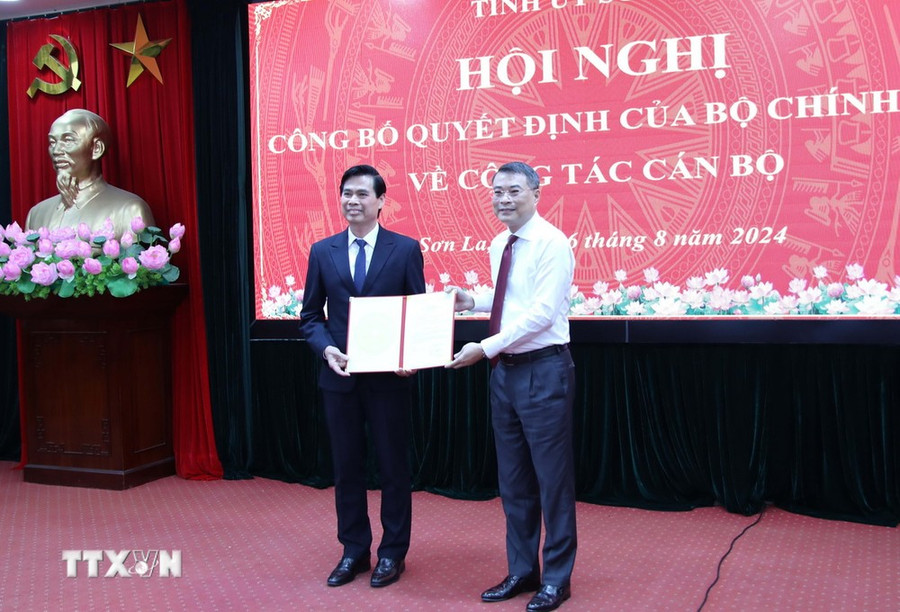 Trưởng Ban Tổ chức Trung ương Lê Minh Hưng trao quyết định của Bộ Chính trị chuẩn y Bí thư Tỉnh ủy Sơn La cho ông Hoàng Quốc Khánh. (Ảnh: Nguyễn Cường/TTXVN) Trưởng Ban Tổ chức Trung ương Lê Minh Hưng trao quyết định của Bộ Chính trị chuẩn y Bí thư Tỉnh ủy Sơn La cho ông Hoàng Quốc Khánh. (Ảnh: Nguyễn Cường/TTXVN)