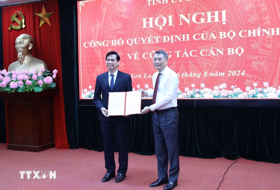 Trưởng Ban Tổ chức Trung ương Lê Minh Hưng trao quyết định của Bộ Chính trị chuẩn y Bí thư Tỉnh ủy Sơn La cho ông Hoàng Quốc Khánh. (Ảnh: Nguyễn Cường/TTXVN)