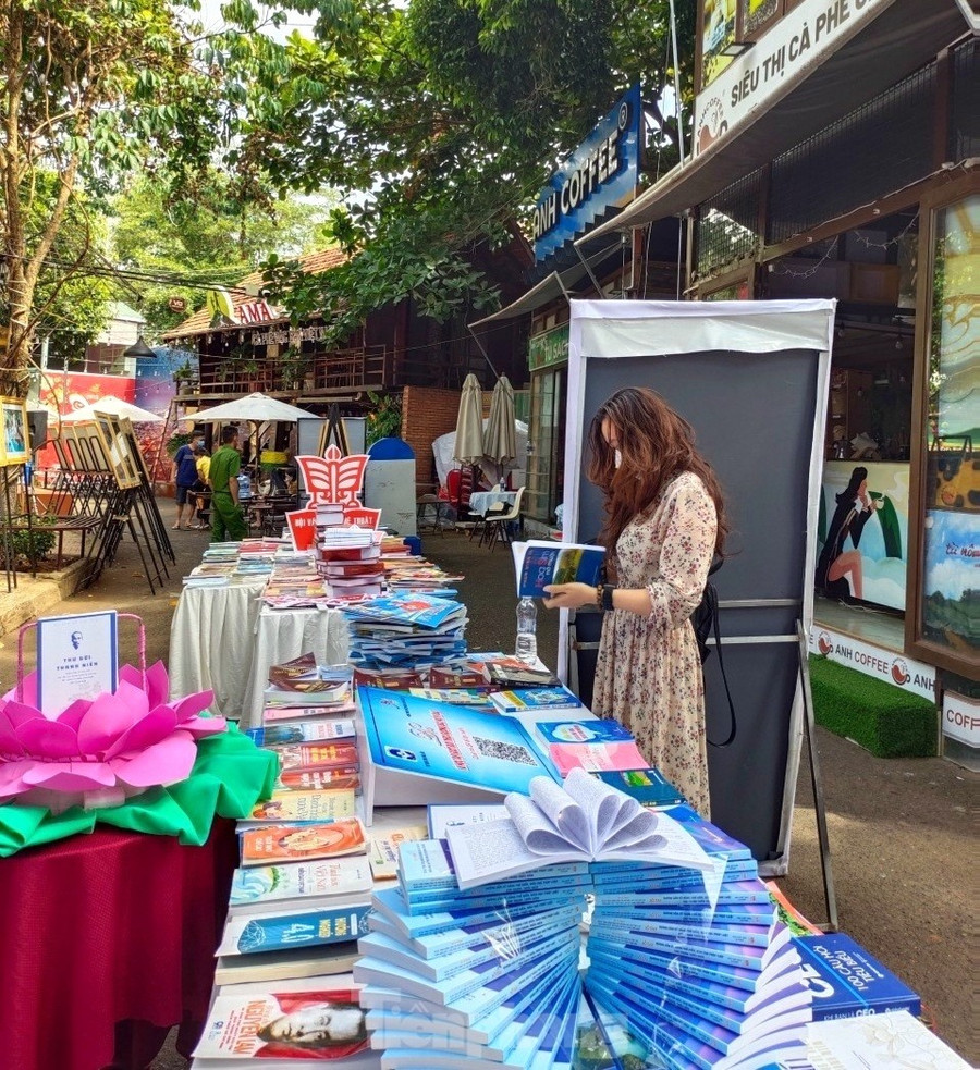 Đối với người trẻ hiện nay, đi cà phê không chỉ để thưởng thức hương vị đồ uống yêu thích, mà đó là nơi có thể học tập, làm việc nhóm, đọc sách, xả stress hay đơn giản là nơi gặp gỡ và trò chuyện cùng bạn bè.