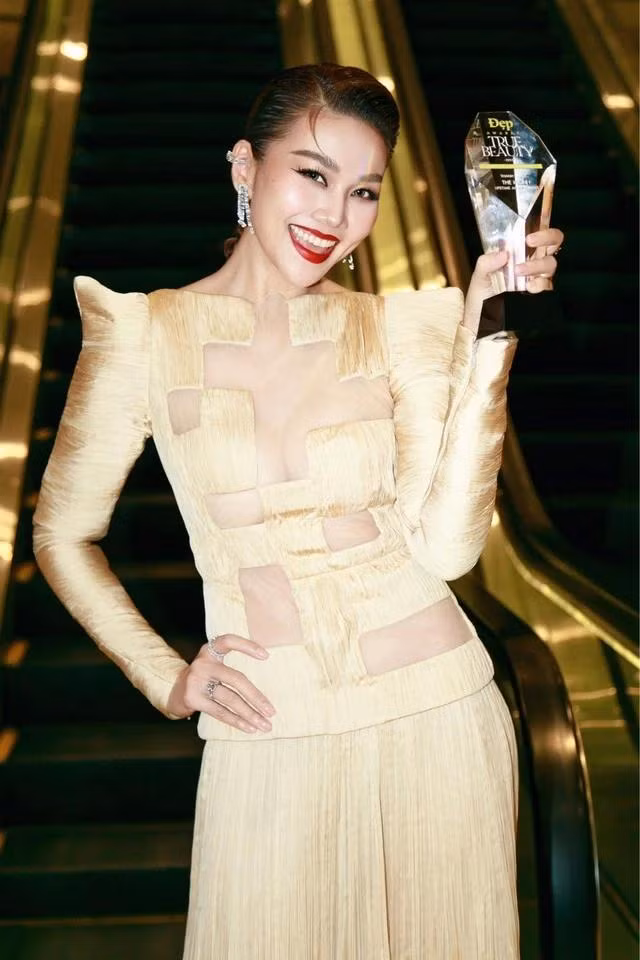 Siêu mẫu nhận thêm nhiều giải thưởng khác năm 2023. Ảnh FBNV