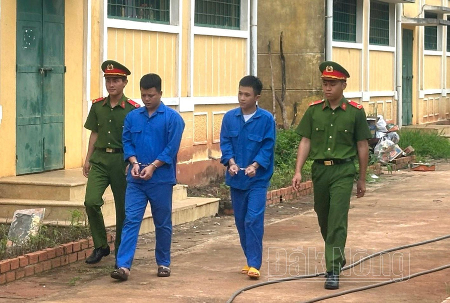 Công an TP. Gia Nghĩa bắt giữ Bùi Sỹ Sơn và Lê Bá Nam. Công an TP. Gia Nghĩa bắt giữ Bùi Sỹ Sơn và Lê Bá Nam.