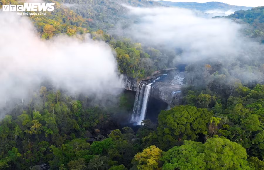 Thác K50 còn có tên gọi khác là thác Hang Én, nằm trong khu bảo tồn thiên nhiên Kon Chư Răng (huyện K'Bang, Gia Lai). Thác thuộc thượng nguồn sông Côn, chảy từ Gia Lai xuống địa phận xã An Toàn (huyện An Lão, Bình Định).