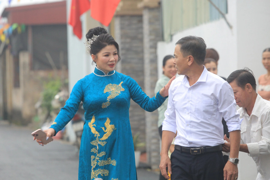 Mẹ Quang Hải (áo xanh) tất bật chuẩn bị cho đám cưới của con trai.