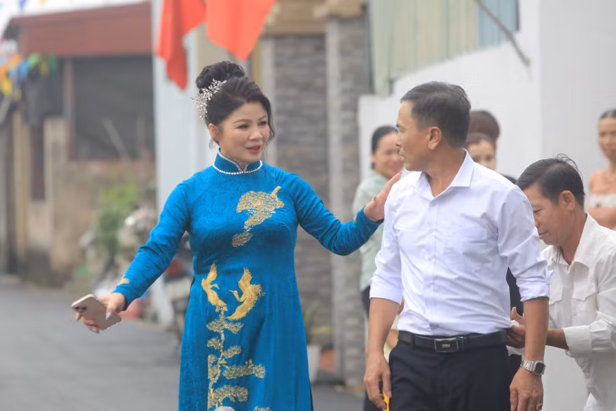 Mẹ Quang Hải (áo xanh) tất bật chuẩn bị cho đám cưới của con trai.