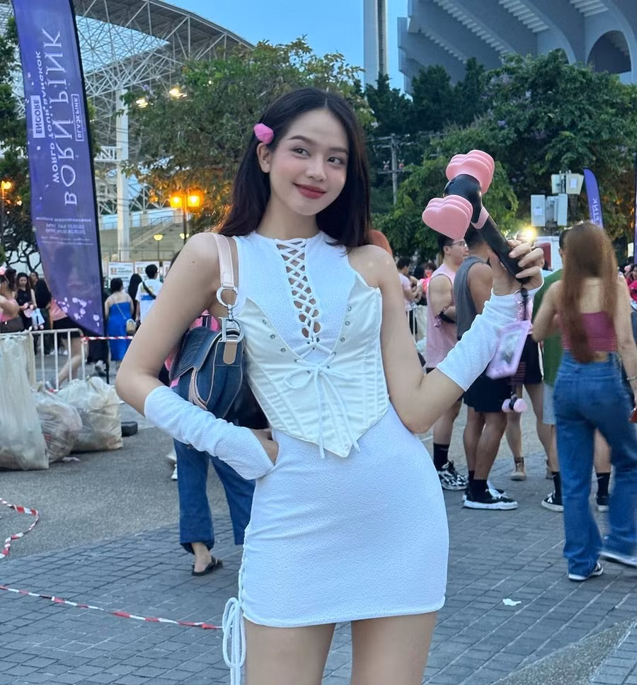 Phong cách Y2K được Thanh Thủy ưa chuộng, ứng dụng khi đi xem ca nhạc cùng Hoa hậu Tiểu Vy ở Singapore. Nếu Tiểu Vy chọn áo crop-top khoe eo thì Thanh Thủy mặc áo kiểu dáng corset, tuy không hở vòng 2 nhưng vẫn tạo hiệu ứng thon gọn. Phong cách Y2K được Thanh Thủy ưa chuộng, ứng dụng khi đi xem ca nhạc cùng Hoa hậu Tiểu Vy ở Singapore. Nếu Tiểu Vy chọn áo crop-top khoe eo thì Thanh Thủy mặc áo kiểu dáng corset, tuy không hở vòng 2 nhưng vẫn tạo hiệu ứng thon gọn.