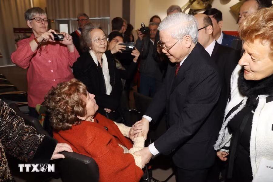 Ngày 26/3/2018, nhân chuyến thăm chính thức Cộng hòa Pháp, Tổng Bí thư Nguyễn Phú Trọng gặp bà Raymonde Dien - đảng viên Đảng Cộng sản Pháp, một biểu tượng của tinh thần chống cuộc chiến phi nghĩa do thực dân Pháp tiến hành ở Việt Nam. (Ảnh: Trí Dũng/TTXVN)