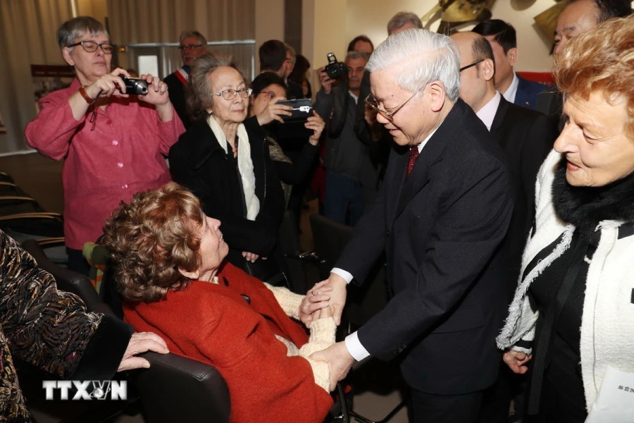 Ngày 26/3/2018, nhân chuyến thăm chính thức Cộng hòa Pháp, Tổng Bí thư Nguyễn Phú Trọng gặp bà Raymonde Dien - đảng viên Đảng Cộng sản Pháp, một biểu tượng của tinh thần chống cuộc chiến phi nghĩa do thực dân Pháp tiến hành ở Việt Nam. (Ảnh: Trí Dũng/TTXVN) Ngày 26/3/2018, nhân chuyến thăm chính thức Cộng hòa Pháp, Tổng Bí thư Nguyễn Phú Trọng gặp bà Raymonde Dien - đảng viên Đảng Cộng sản Pháp, một biểu tượng của tinh thần chống cuộc chiến phi nghĩa do thực dân Pháp tiến hành ở Việt Nam. (Ảnh: Trí Dũng/TTXVN)