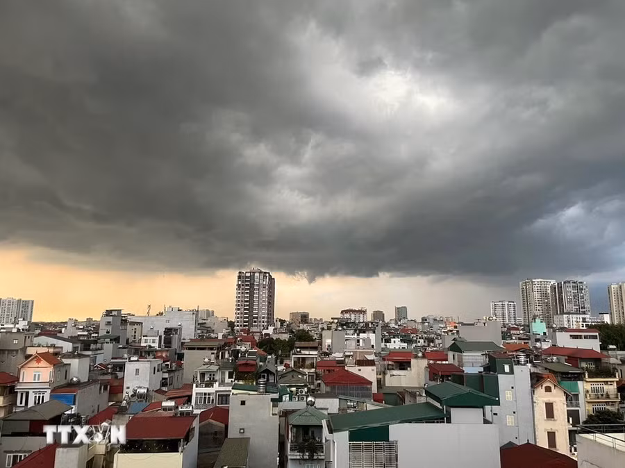 Mây đen kịt dần phủ kín bầu trời Hà Nội trước cơn dông. (Ảnh: An Đăng/TTXVN)