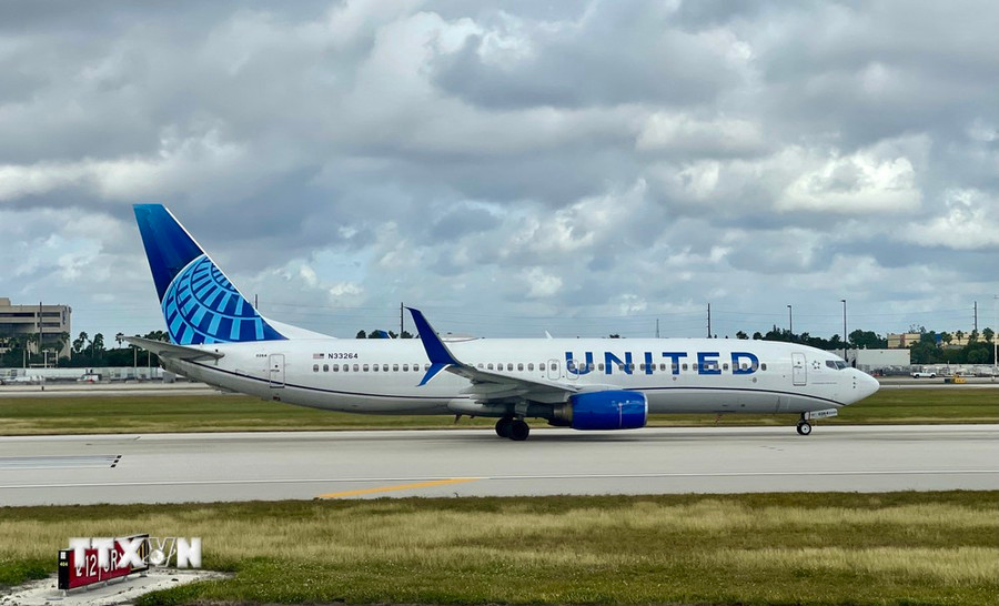 Một máy bay của hãng hàng không United Airlines tại sân bay Miami, bang Florida, Mỹ. (Ảnh: AFP/TTXVN) Một máy bay của hãng hàng không United Airlines tại sân bay Miami, bang Florida, Mỹ. (Ảnh: AFP/TTXVN)