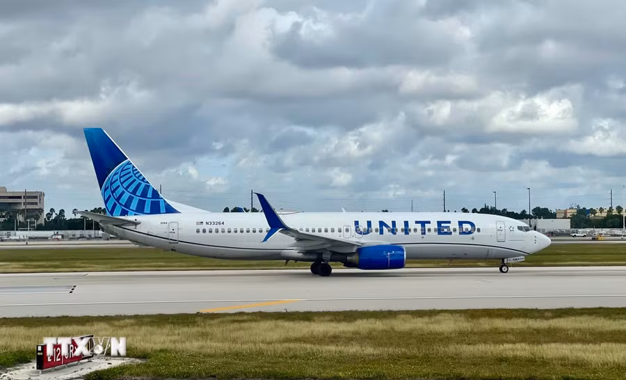 Một máy bay của hãng hàng không United Airlines tại sân bay Miami, bang Florida, Mỹ. (Ảnh: AFP/TTXVN) Một máy bay của hãng hàng không United Airlines tại sân bay Miami, bang Florida, Mỹ. (Ảnh: AFP/TTXVN)