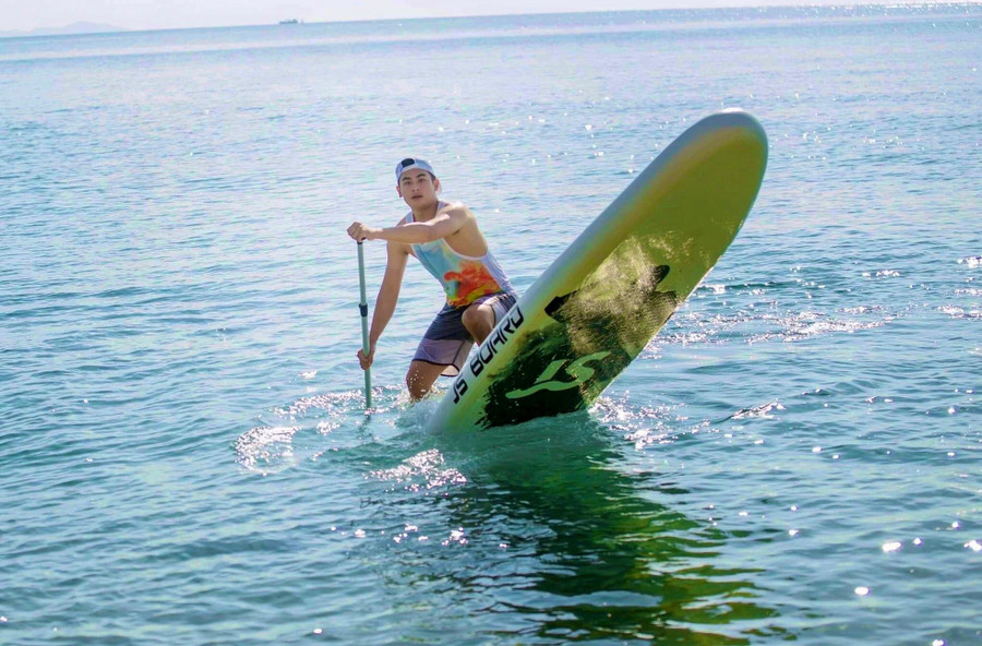 Anh Nguyễn Quốc Trung (32 tuổi, sống tại TP Nha Trang) chia sẻ: “Tôi thích cảm giác bình yên lênh đênh trên mặt nước mà không cần đi đâu xa. Thật tốt vì vừa có thể vận động tăng cường sức khỏe vừa xả stress rất hiệu quả để bắt đầu khoảng thời gian làm việc mới.”