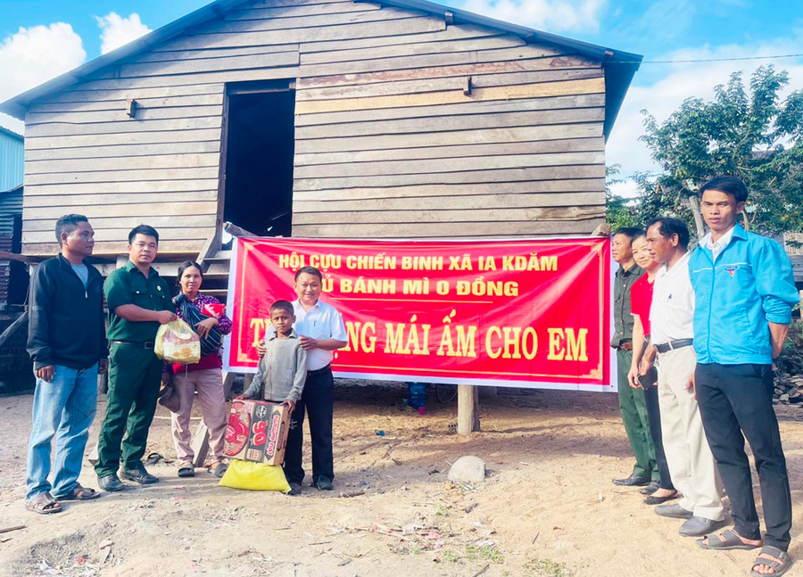 Căn nhà hỗ trợ cho gia đình em Rmah Thoa (học sinh lớp 2 Trường Tiểu học và THCS Kpă Klơng, xã Ia Kđăm) là mái ấm đầu tiên thầy Tùng hỗ trợ trò nghèo. Ảnh: Vũ Chi