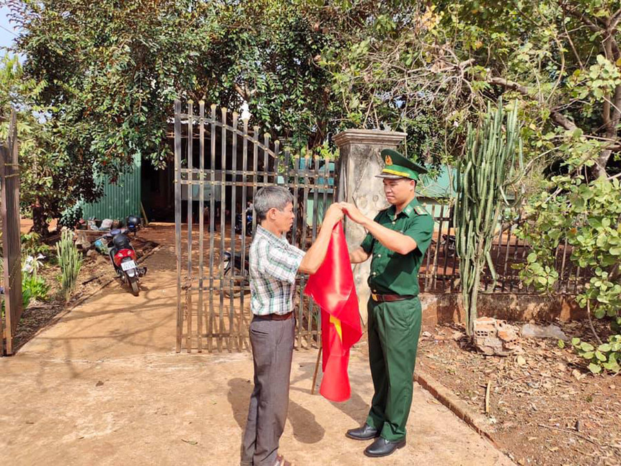 Bộ đội Biên phòng tỉnh tặng cờ Tổ quốc kết hợp tuyên truyền về Luật Biên phòng Việt Nam cho người dân xã Ia Nan, huyện Đức Cơ. Ảnh: Vĩnh Hoàng