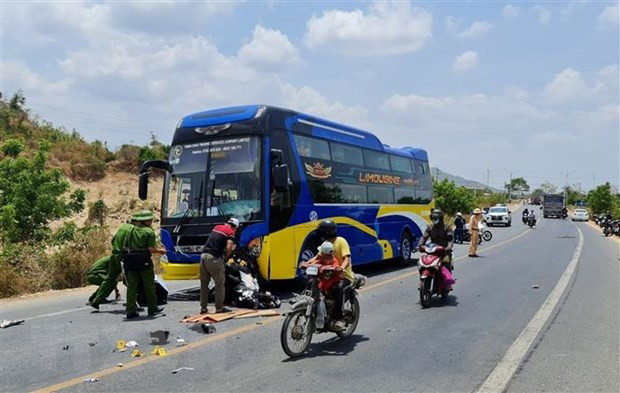 Một phụ nữ tử vong tại chỗ khi điều khiển xe máy va chạm với ôtô khách tại huyện Ninh Sơn, tỉnh Ninh Thuận sáng 29/4. (Ảnh: TTXVN/phát)