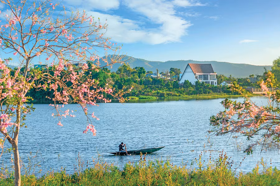 Thả lưới bắt cá trên Biển Hồ sớm mai. Ảnh: Phạm Quý