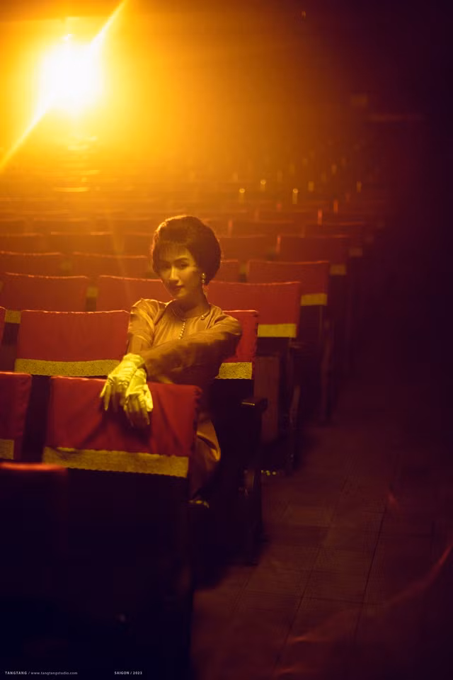 Suốt thời gian qua, Hà Thu vẫn tìm kiếm tác phẩm mới. Ca khúc Đầu cứ thương, thường cứ đau đến với cô một cách tình cờ. Trước đây, cô yêu thích một bài hát của Ngô Mạnh Thắng nên xin phép hát lại. Sau đó, người đẹp sinh năm 1992 được nhạc sĩ sáng tác riêng cho một vài bài, trong đó có Đầu cứ thương, thường cứ đau. Ảnh: Tang Tang