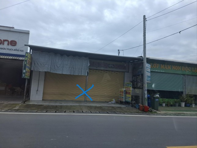 Căn nhà ( dấu X) nơi xảy ra vụ án kinh hoàng đã đóng cửa từ nhiều ngày qua. Ảnh chụp ngày 10/7 Ảnh: M.T