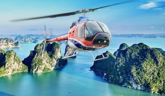 Hình ảnh chiếc trực thăng Bell 505 trong một chuyến bay dịch vụ ngắm cảnh trên vịnh Hạ Long