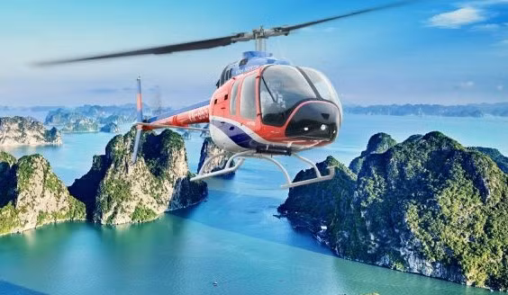 Hình ảnh chiếc trực thăng Bell 505 trong một chuyến bay dịch vụ ngắm cảnh trên vịnh Hạ Long