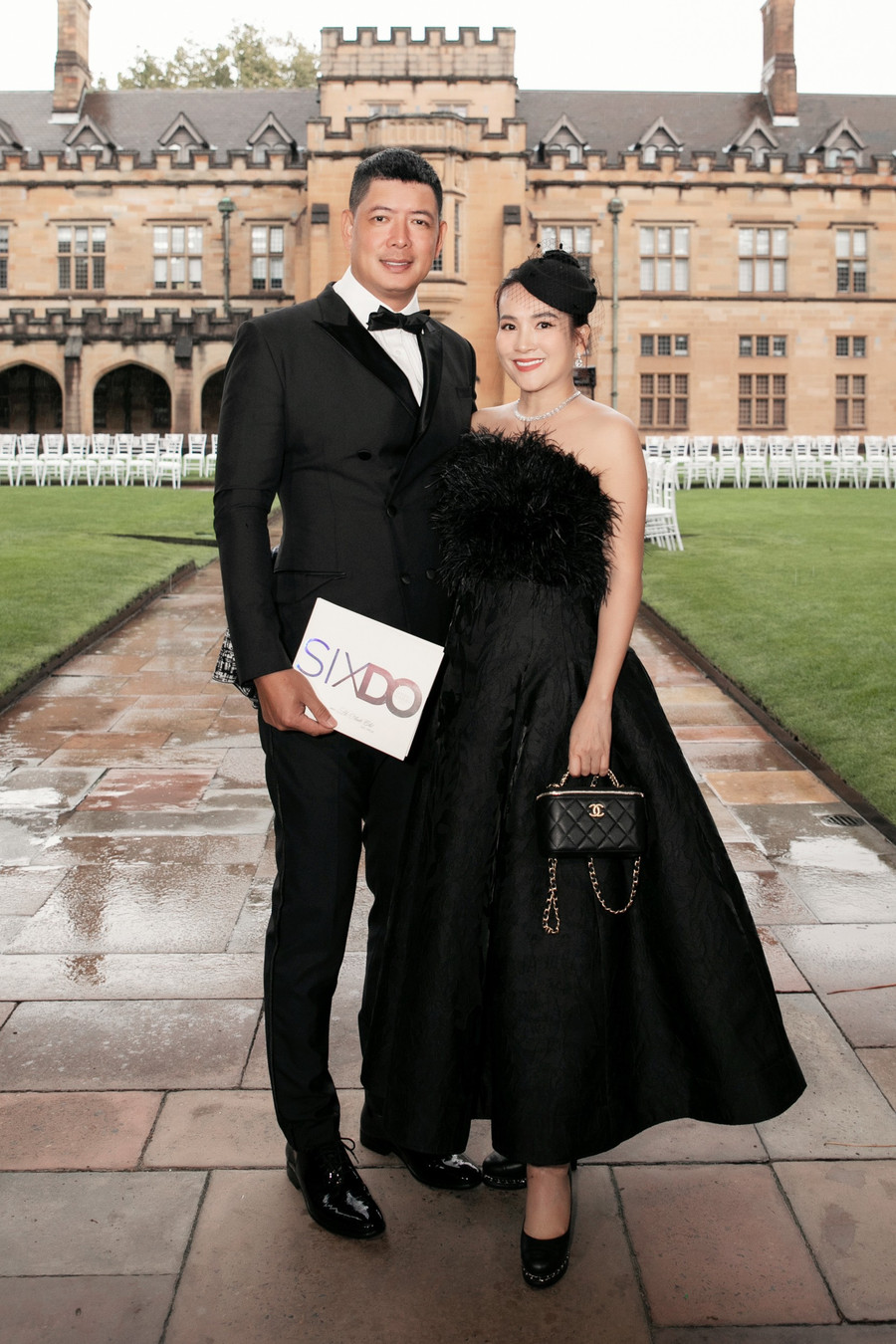 Diễn viên Bình Minh dự show cùng bà xã doanh nhân Anh Thơ. Cả hai diện trang phục đồng điệu. Ảnh: Kiếng Cận Diễn viên Bình Minh dự show cùng bà xã doanh nhân Anh Thơ. Cả hai diện trang phục đồng điệu. Ảnh: Kiếng Cận