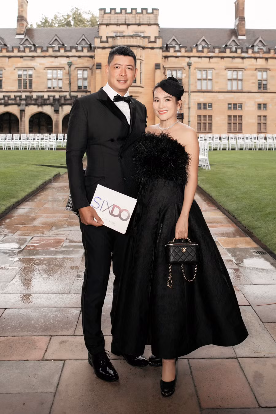 Diễn viên Bình Minh dự show cùng bà xã doanh nhân Anh Thơ. Cả hai diện trang phục đồng điệu. Ảnh: Kiếng Cận