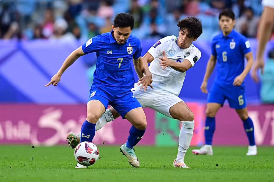 Supachok ghi siêu phẩm cứa lòng cho Thái Lan. Ảnh: FAT