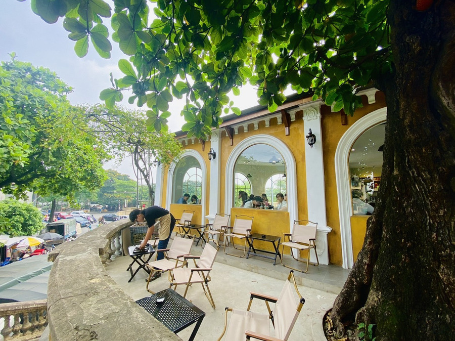 Khi ghé quán, thực khách sẽ được trải nghiệm ba góc ngắm phố phường đẹp, tận hưởng khoảng thời gian sống chậm đầy chất thơ, gác lại những bộn bề, lo toan của cuộc sống. Khi ghé quán, thực khách sẽ được trải nghiệm ba góc ngắm phố phường đẹp, tận hưởng khoảng thời gian sống chậm đầy chất thơ, gác lại những bộn bề, lo toan của cuộc sống.