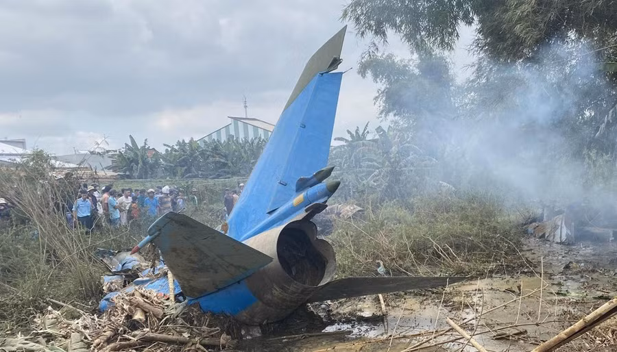 Hiện trường vụ máy bay huấn luyện quân sự rơi tại Điện Bàn, Quảng Nam. (Ảnh: Trần Tĩnh/TTXVN) Hiện trường vụ máy bay huấn luyện quân sự rơi tại Điện Bàn, Quảng Nam. (Ảnh: Trần Tĩnh/TTXVN)