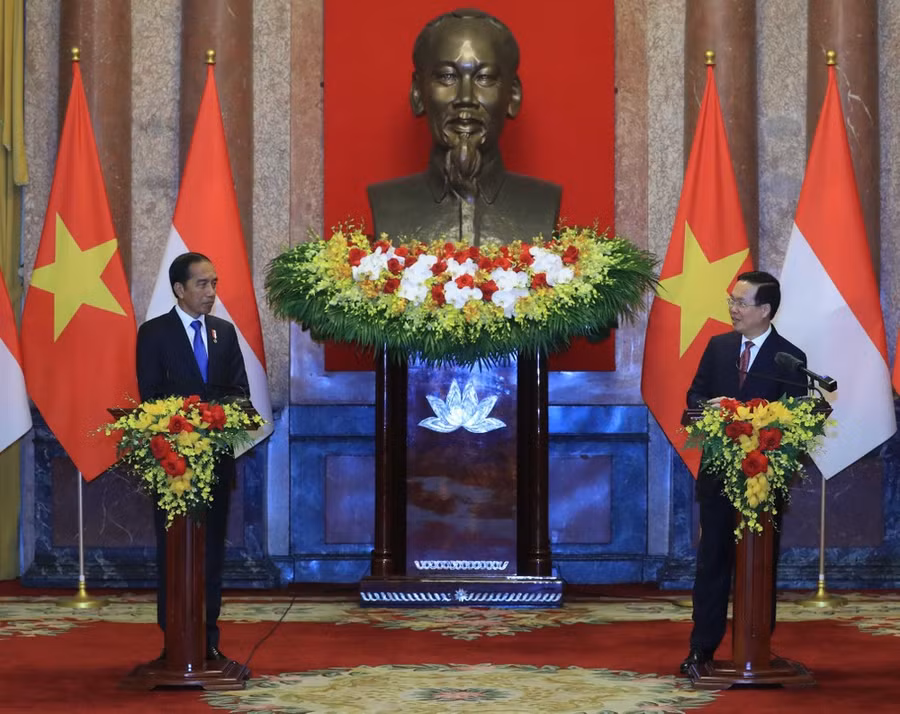 Chủ tịch nước Võ Văn Thưởng và Tổng thống Indonesia Joko Widodo tại buổi gặp gỡ báo chí. (Ảnh: Thống Nhất/TTXVN)