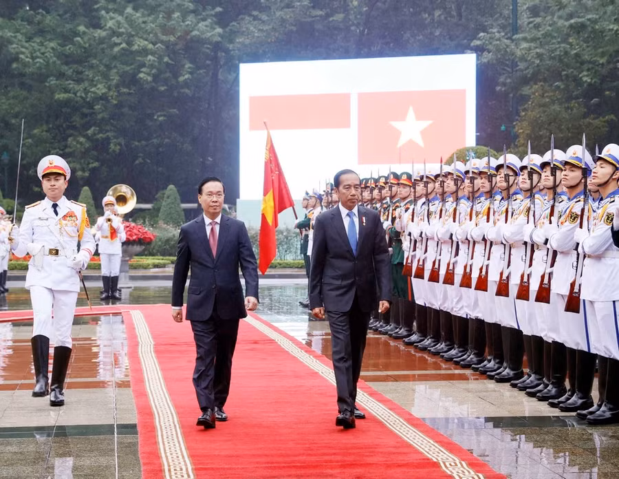 Chủ tịch nước Võ Văn Thưởng và Tổng thống Cộng hòa Indonesia Joko Widodo duyệt Đội danh dự Quân đội Nhân dân Việt Nam. (Ảnh: Thống Nhất/TTXVN)