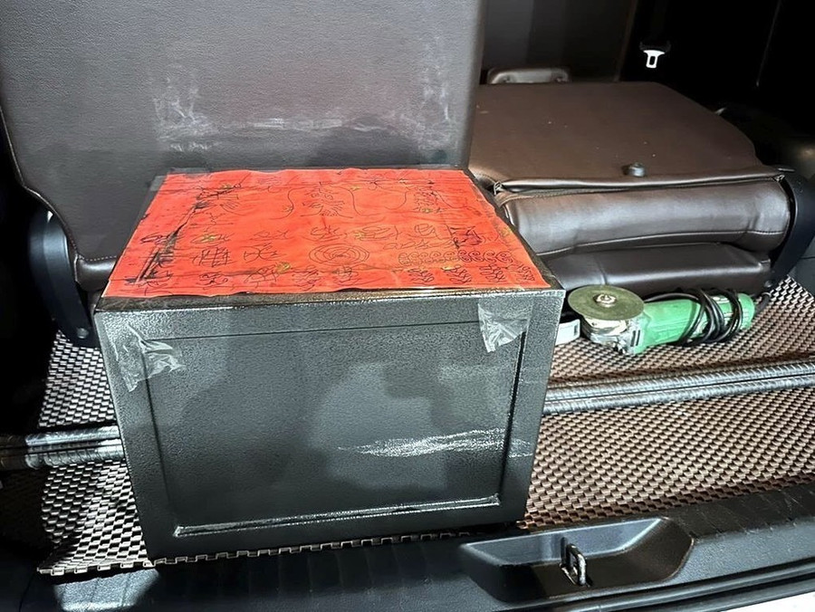 Két sắt đối tượng Trực dùng để bỏ "đá hủy diệt sắt" bán cho ông N với giá 2,1 tỷ đồng. (Ảnh: TTXVN phát) Két sắt đối tượng Trực dùng để bỏ "đá hủy diệt sắt" bán cho ông N với giá 2,1 tỷ đồng. (Ảnh: TTXVN phát)