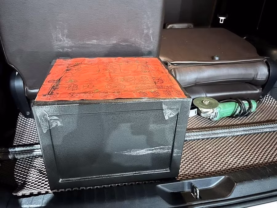 Két sắt đối tượng Trực dùng để bỏ "đá hủy diệt sắt" bán cho ông N với giá 2,1 tỷ đồng. (Ảnh: TTXVN phát)